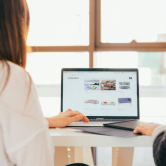 porque-webs-no-generan-clientes 2 mujeres mirando ordenador