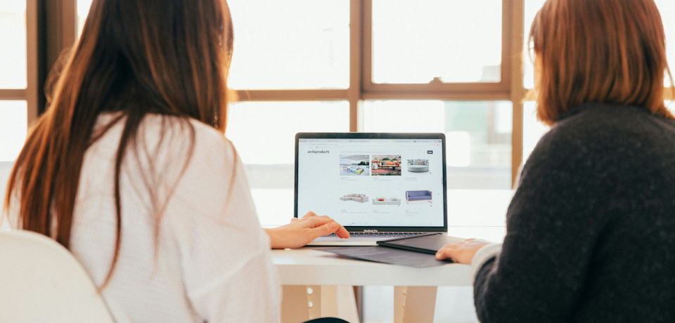 porque-webs-no-generan-clientes 2 mujeres mirando ordenador
